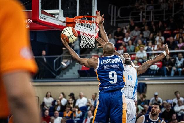 Rostock, Deutschland 19. Oktober 2025: 1.BBL - 2025 2026 - Rostock Seawolves vs. Science City Jena Im Bild: v.li. DeAndre Lansdowne (ROSTOCK SEAWOLVES) und Naz Bohannon (Science City Jena) Copyright: xFotostandx xVoelkerx