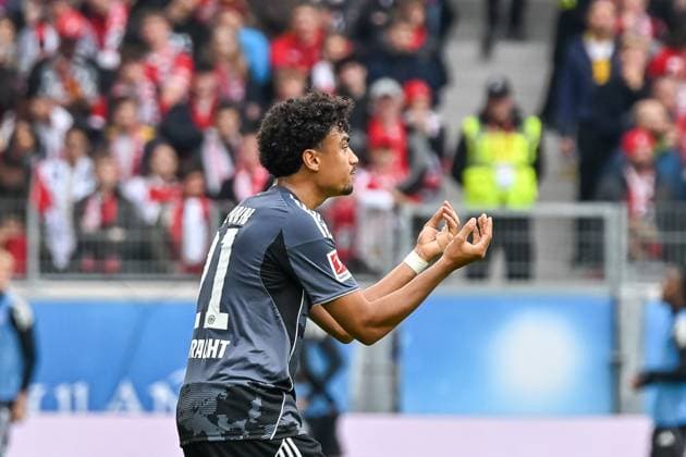 Nathaniel Brown (Eintracht Frankfurt, 21) mit Gestik GER, SC Freiburg - Eintracht Frankfurt, Fussball, Bundesliga, 7. Spieltag, Saison 2025 2026, 19.10.2025 DFL DFB REGULATIONS PROHIBIT ANY USE OF PHOTOGRAPHS AS IMAGE SEQUENCES AND OR QUASI-VIDEO GER, SC Freiburg - Eintracht Frankfurt, Fussball, Bundesliga, 7. Spieltag, Saison 2025 2026, 19.10.2025 Freiburg Copyright: xEibner-Pressefoto ThomasxHessx EP_THS