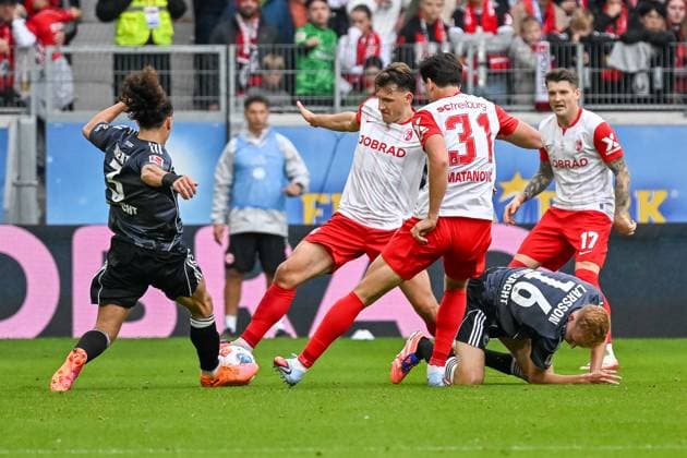 Maximilian Eggestein (SC Freiburg, 08), Arthur Theate (Eintracht Frankfurt, 03) im Duell um den. Ball bei Igor Matanovic (SC Freiburg, 31), Hugo Larsson (Eintracht Frankfurt, 16) GER, SC Freiburg - Eintracht Frankfurt, Fussball, Bundesliga, 7. Spieltag, Saison 2025 2026, 19.10.2025 DFL DFB REGULATIONS PROHIBIT ANY USE OF PHOTOGRAPHS AS IMAGE SEQUENCES AND OR QUASI-VIDEO GER, SC Freiburg - Eintracht Frankfurt, Fussball, Bundesliga, 7. Spieltag, Saison 2025 2026, 19.10.2025 Freiburg Copyright: xEibner-Pressefoto ThomasxHessx EP_THS