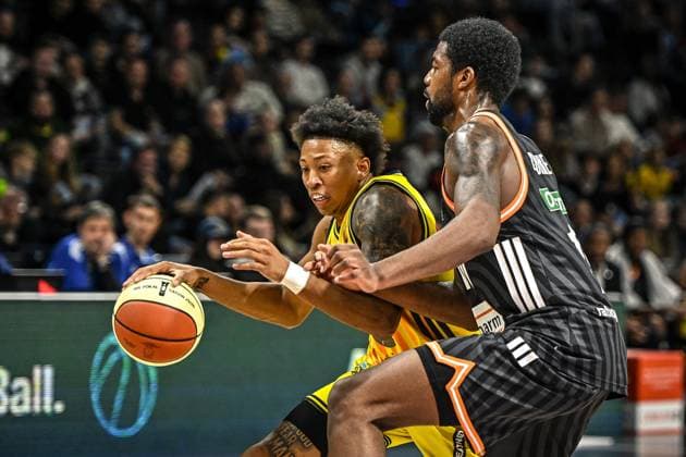 19.10.2025, xlakx, Basketball easyCredit BBL Pokal Achtelfinale, Alba Berlin - Ratiopharm Ulm v.l. Boogie Ellis (Alba Berlin), Malik Osborne (Ratiophram Ulm) Zweikampf, Duell, Kampf, tackle Berlin