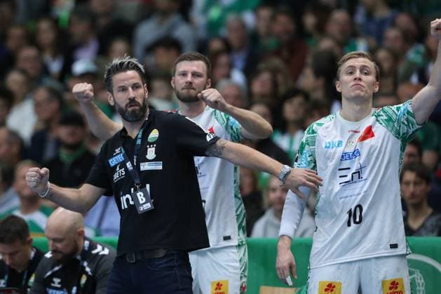 19.10.2025, xtgx, Handball, Daikin HBL, SC DHfK Leipzig - SC Magdeburg v.l. Bennet Wiegert (Magdeburg, Trainer), Gisli Thorgeir Kristjansson (Magdeburg, 10) Jubel, Torjubel, jubelt ueber das Tor, celebrate the goal, celebration Leipzig