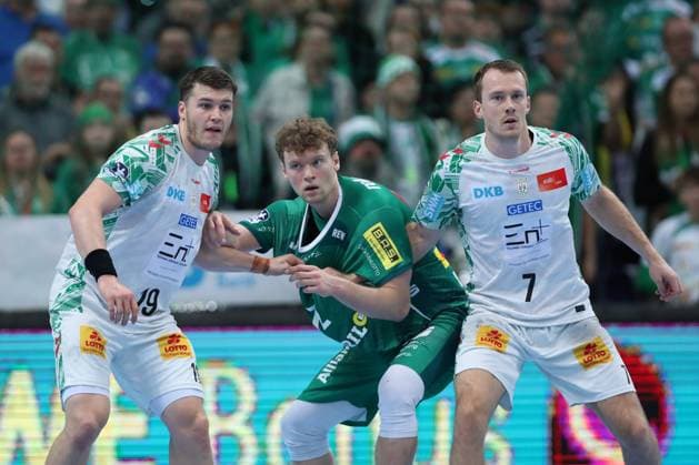 19.10.2025, xtgx, Handball, Daikin HBL, SC DHfK Leipzig - SC Magdeburg v.l. Elvar Orn Jonsson (Magdeburg, 19), Tim Hertzfeld (Leipzig, 72), Felix Claar (Magdeburg, 7) Zweikampf, Duell, Kampf, tackle Leipzig