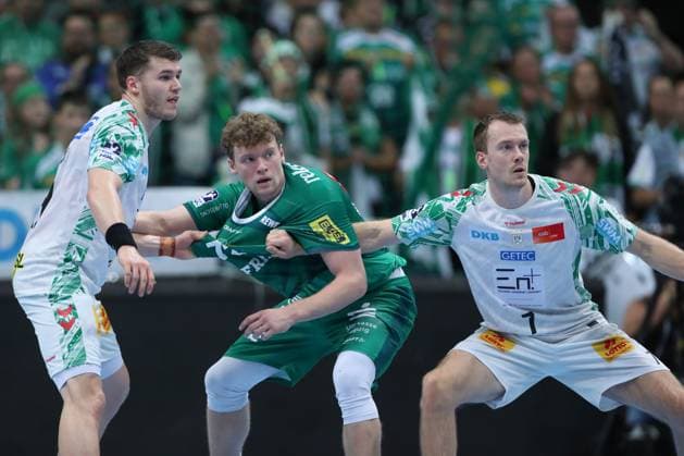 19.10.2025, xtgx, Handball, Daikin HBL, SC DHfK Leipzig - SC Magdeburg Elvar Orn Jonsson (Magdeburg, 19), Tim Hertzfeld (Leipzig, 72), Felix Claar (Magdeburg, 7) Zweikampf, Duell, Kampf, tackle Leipzig