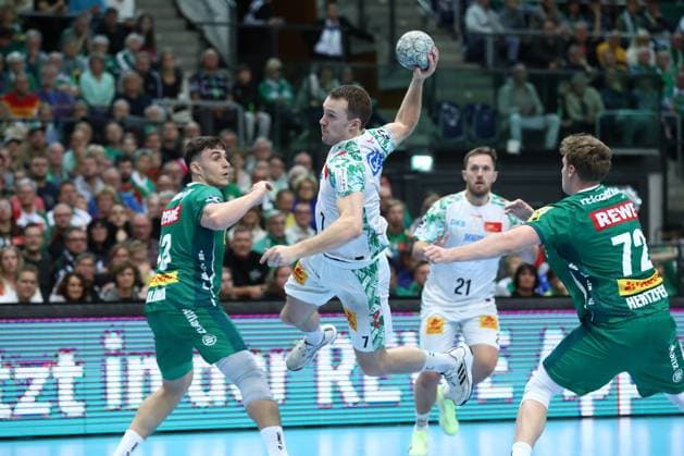 19.10.2025, xtgx, Handball, Daikin HBL, SC DHfK Leipzig - SC Magdeburg v.l. Felix Claar (Magdeburg, 7) wirft Tor, Torschuetze, erzielt Tor, Treffer, scores the goal Leipzig