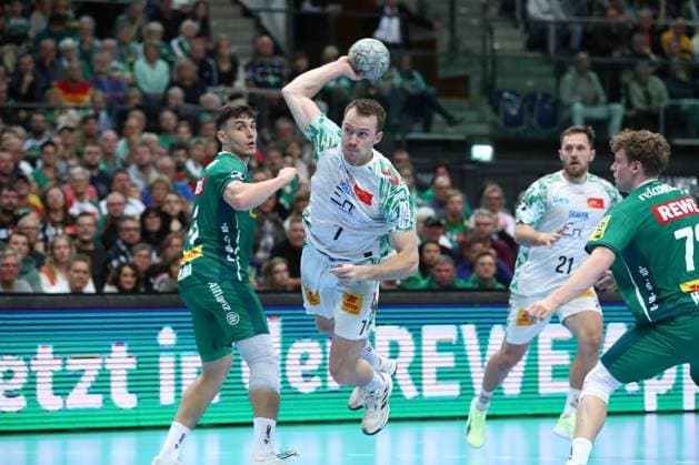 19.10.2025, xtgx, Handball, Daikin HBL, SC DHfK Leipzig - SC Magdeburg v.l. Felix Claar (Magdeburg, 7) wirft Tor, Torschuetze, erzielt Tor, Treffer, scores the goal Leipzig