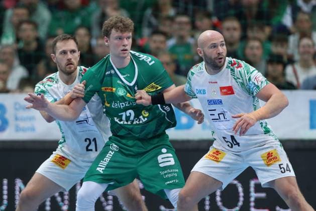 19.10.2025, xtgx, Handball, Daikin HBL, SC DHfK Leipzig - SC Magdeburg v.l. Albin Lagergren (Magdeburg, 21), Tim Hertzfeld (Leipzig, 72), Oscar Bergendahl (Magdeburg, 54) Zweikampf, Duell, Kampf, tackle Leipzig
