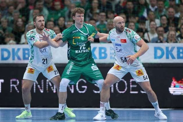 19.10.2025, xtgx, Handball, Daikin HBL, SC DHfK Leipzig - SC Magdeburg v.l. Albin Lagergren (Magdeburg, 21), Tim Hertzfeld (Leipzig, 72), Oscar Bergendahl (Magdeburg, 54) Zweikampf, Duell, Kampf, tackle Leipzig
