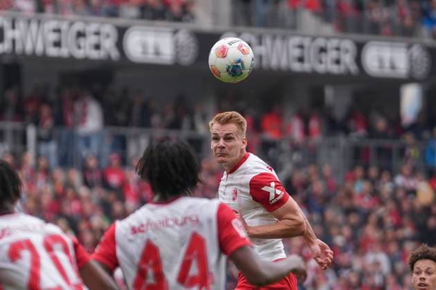 Philipp Lienhart (SC Freiburg, 03) Kopfball , Deutschland, Fussball, 1. Bundesliga, 7.Spieltag, 2025 2026, SC Freiburg vs. Eintracht Frankfurt, 19.10.2025, Europa-Park Stadion, Freiburg, Deutschland DFL REGULATIONS PROHIBIT ANY USE OF PHOTOGRAPHS AS IMAGE SEQUENCES AND OR QUASI-VIDEO. Freiburg Europa-Park Stadion Baden-Württemberg Deutschland Copyright: xArnexAmbergx
