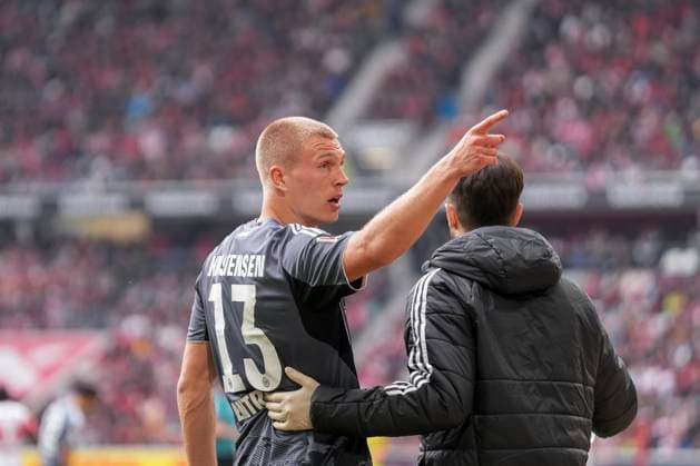 Rasmus Kristensen (Eintracht Frankfurt, 13) legt sich mit Zuschauern an , Deutschland, Fussball, 1. Bundesliga, 7.Spieltag, 2025 2026, SC Freiburg vs. Eintracht Frankfurt, 19.10.2025, Europa-Park Stadion, Freiburg, Deutschland DFL REGULATIONS PROHIBIT ANY USE OF PHOTOGRAPHS AS IMAGE SEQUENCES AND OR QUASI-VIDEO. Freiburg Europa-Park Stadion Baden-Württemberg Deutschland Copyright: xArnexAmbergx
