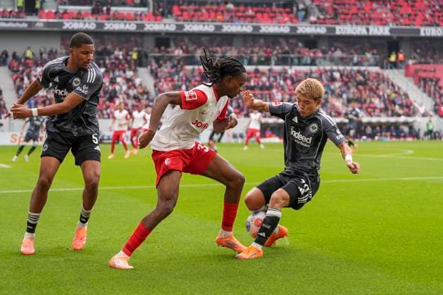 Jordy Makengo (SC Freiburg, 33) im Zweikampf mit Ritsu DÅan Ritsu Doan (Eintracht Frankfurt, 20) , Deutschland, Fussball, 1. Bundesliga, 7.Spieltag, 2025 2026, SC Freiburg vs. Eintracht Frankfurt, 19.10.2025, Europa-Park Stadion, Freiburg, Deutschland DFL REGULATIONS PROHIBIT ANY USE OF PHOTOGRAPHS AS IMAGE SEQUENCES AND OR QUASI-VIDEO. Freiburg Europa-Park Stadion Baden-Württemberg Deutschland Copyright: xArnexAmbergx