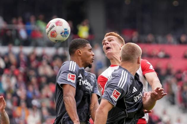 Philipp Lienhart (SC Freiburg, 03) Kopfball , Deutschland, Fussball, 1. Bundesliga, 7.Spieltag, 2025 2026, SC Freiburg vs. Eintracht Frankfurt, 19.10.2025, Europa-Park Stadion, Freiburg, Deutschland DFL REGULATIONS PROHIBIT ANY USE OF PHOTOGRAPHS AS IMAGE SEQUENCES AND OR QUASI-VIDEO. Freiburg Europa-Park Stadion Baden-Württemberg Deutschland Copyright: xArnexAmbergx