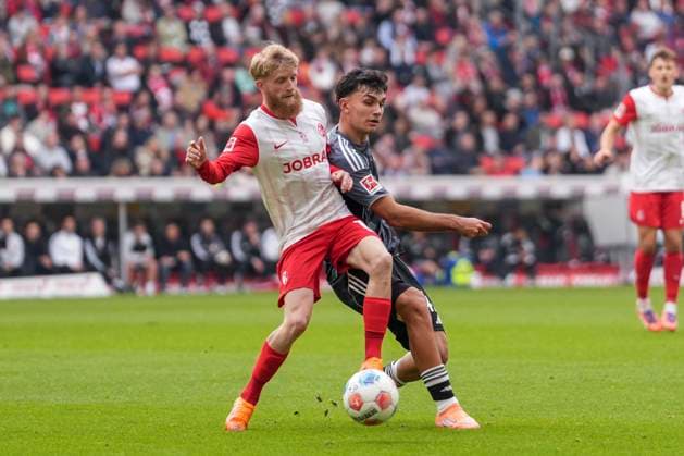 Can Uzun (Eintracht Frankfurt, 42) im Zweikampf mit Jan-Niklas Beste (SC Freiburg, 19) , Deutschland, Fussball, 1. Bundesliga, 7.Spieltag, 2025 2026, SC Freiburg vs. Eintracht Frankfurt, 19.10.2025, Europa-Park Stadion, Freiburg, Deutschland DFL REGULATIONS PROHIBIT ANY USE OF PHOTOGRAPHS AS IMAGE SEQUENCES AND OR QUASI-VIDEO. Freiburg Europa-Park Stadion Baden-Württemberg Deutschland Copyright: xArnexAmbergx