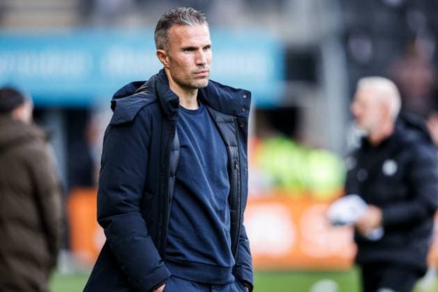 2025-10-19 Heracles Almelo v Feyenoord - Dutch Eredivisie ALMELO, NETHERLANDS - OCTOBER 19: head coach Robin van Persie of Feyenoord looks on during the Dutch Eredivisie match between Heracles Almelo and Feyenoord at Asito Stadion on October 19, 2025 in Almelo, Netherlands. Almelo Asito Stadion Netherlands Content not available for redistribution in The Netherlands directly or indirectly through any third parties. Copyright: xBroerxvanxdenxBoomx