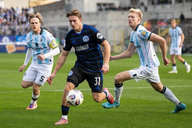 Thore Jacobson 5 (TSV 1860 Muenchen), Patrick Sussek 37 (MSV Duisburg), Raphael Schifferl 37 (TSV 1860 Muenchen), TSV 1860 Muenchen vs. MSV Duisburg, 3. Liga, 11. Spieltag, 19.10.2025 DFB regulations prohibit any use of photographs as image sequences and or quasi-video Muenchen Bayern Deutschland