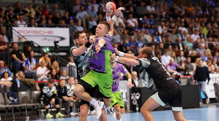 BAU 19.10.2025 Stuttgart Handball TVB Stuttgart vs. Füchse Berlin, v.l. Mijajlo Marsenic, Simone Mengon (Stuttgart), Max Darj (Berlin),
