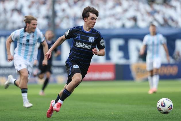 Fussball, 3.Liga Saison 2025 2026 11.Spieltag TSV 1860 München - MSV Duisburg 19.10.2025, Stadion an der Grünwalder Str. Simon Symalla (MSV Duisburg, 23) München Städt. Stadion an der Grünwalder Str. Bayern Deutschland