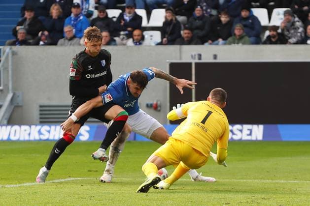 19.10.2025, xtvx, Fussball 2.Bundesliga, SV Darmstadt 98 - 1.FC Magdeburg v.l. Zweikampf, Duell, duel, tackle, compete Philipp Hercher (1. FC Magdeburg) Matej Maglica (SV Darmstadt 98) Torwart Marcel Schuhen (SV Darmstadt 98) (DFL DFB REGULATIONS PROHIBIT ANY USE OF PHOTOGRAPHS as IMAGE SEQUENCES and or QUASI-VIDEO) Darmstadt