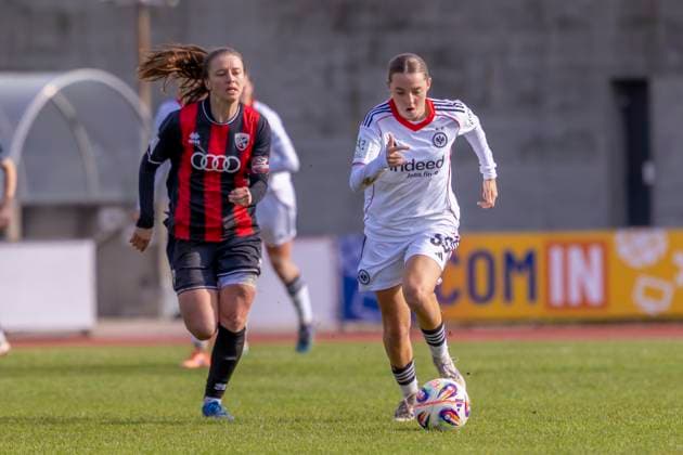 Ingolstadt, Deutschland 19. Oktober 2025: 2. BL - Frauen - 2025 2026 - FC Ingolstadt 04 vs. Eintracht Frankfurt II Im Bild: v. li. im Zweikampf Stefanie Reischmann (FCI) und Helene Schäfer Schaefer (Frankfurt II) Audi Sportpark Bayern Copyright: xFotostandx xSchäferx