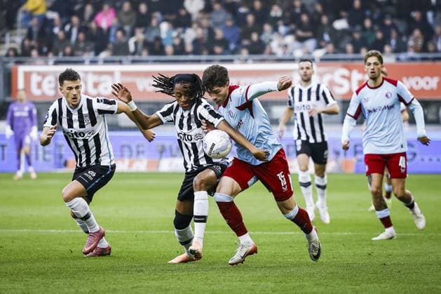 ALMELO - (l-r) Ajdin Hrustic of Heracles Almelo, Jordan Bos of Feyenoord, and Yvandro Borges Sanches of Heracles Almelo during the Dutch Eredivisie match between Heracles Almelo and Feyenoord at the Erve Asito Stadium on October 19, 2025, in Almelo, Netherlands. ANP VINCENT JANNINK Eredivisie 2025-2026 xVIxANPxSportx xxANPxIVx 539678708 originalFilename: 539678708.jpg