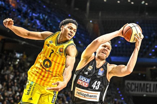 19.10.2025, xlakx, Basketball easyCredit BBL Pokal Achtelfinale, Alba Berlin - Ratiopharm Ulm v.l. Jack Kayil (Alba Berlin), Christian Sengfelder (Ratiophram Ulm) Zweikampf, Duell, Kampf, tackle Berlin
