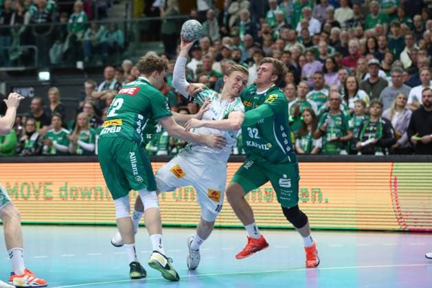19.10.2025, xtgx, Handball, Daikin HBL, SC DHfK Leipzig - SC Magdeburg v.l. Gisli Thorgeir Kristjansson (Magdeburg, 10) wirft Tor, Torschuetze, erzielt Tor, Treffer, scores the goal Leipzig