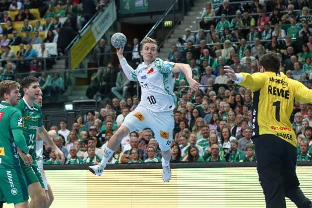 19.10.2025, xtgx, Handball, Daikin HBL, SC DHfK Leipzig - SC Magdeburg v.l. Gisli Thorgeir Kristjansson (Magdeburg, 10) wirft Tor, Torschuetze, erzielt Tor, Treffer, scores the goal Leipzig