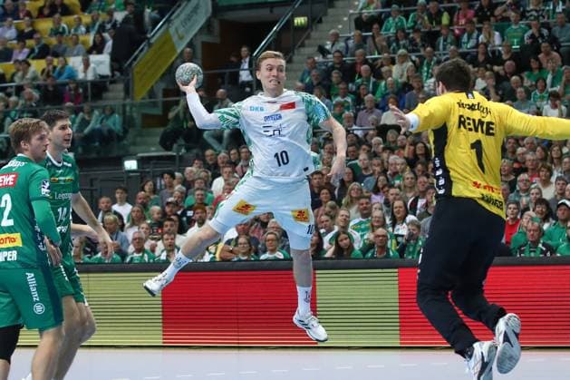19.10.2025, xtgx, Handball, Daikin HBL, SC DHfK Leipzig - SC Magdeburg v.l. Gisli Thorgeir Kristjansson (Magdeburg, 10) wirft Tor, Torschuetze, erzielt Tor, Treffer, scores the goal Leipzig