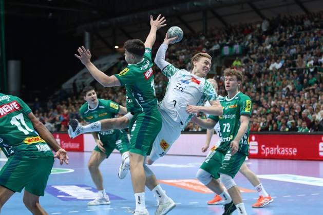 19.10.2025, xtgx, Handball, Daikin HBL, SC DHfK Leipzig - SC Magdeburg v.l. Gisli Thorgeir Kristjansson (Magdeburg, 10) wirft Tor, Torschuetze, erzielt Tor, Treffer, scores the goal Leipzig