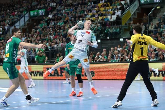 19.10.2025, xtgx, Handball, Daikin HBL, SC DHfK Leipzig - SC Magdeburg v.l. Magnus Saugstrup (Magdeburg, 23) wirft Tor, Torschuetze, erzielt Tor, Treffer, scores the goal Leipzig