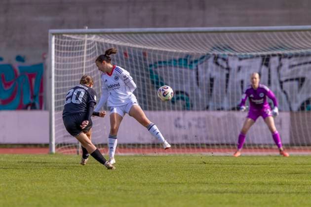Ingolstadt, Deutschland 19. Oktober 2025: 2. BL - Frauen - 2025 2026 - FC Ingolstadt 04 vs. Eintracht Frankfurt II Im Bild: v.li. Nina Penzkofer (FCI) mit der Chance zum 1:0 Audi Sportpark Bayern Copyright: xFotostandx xSchäferx