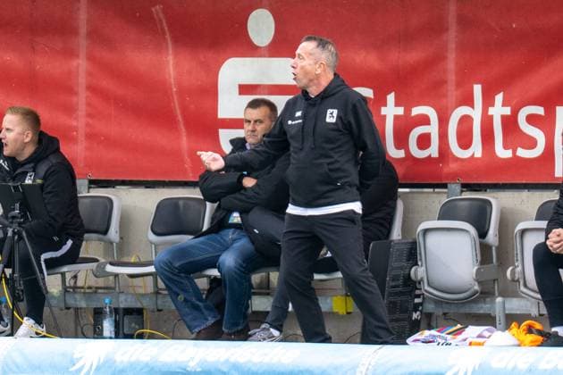 Cheftrainer Markus Kauczinski (TSV 1860 Muenchen) gibt Anweisungen, TSV 1860 Muenchen vs. MSV Duisburg, 3. Liga, 11. Spieltag, 19.10.2025 DFB regulations prohibit any use of photographs as image sequences and or quasi-video Muenchen Bayern Deutschland