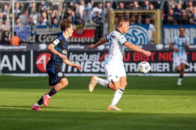 links nach rechts: Simon Symalla 23 (MSV Duisburg) im Duell mit Florian Niederlechner 7 (TSV 1860 Muenchen), TSV 1860 Muenchen vs. MSV Duisburg, DFL, Dritte Liga, Saison 2025 2026, Stadion an der Gruenwalder Strasse, Hinrunde, 11. Spieltag, 19.10.2025 DFB regulations prohibit any use of photographs as image sequences and or quasi-video Muenchen Bayern Deutschland
