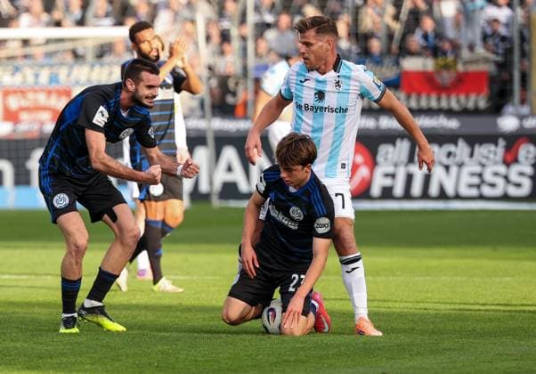 Rasim Bulic 6 (MSV Duisburg), links, feuert Simon Symalla 23 (MSV Duisburg) an, mit Florian Niederlechner 7 (TSV 1860 Muenchen), TSV 1860 Muenchen vs. MSV Duisburg, DFL, Dritte Liga, Saison 2025 2026, Stadion an der Gruenwalder Strasse, Hinrunde, 11. Spieltag, 19.10.2025 DFB regulations prohibit any use of photographs as image sequences and or quasi-video Muenchen Bayern Deutschland