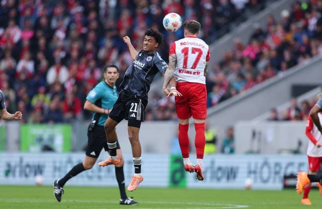 19.10.2025, Fussball Bundesliga, SC Freiburg - Eintracht Frankfurt, v.l., Nathaniel Brown (Eintracht Frankfurt), Lukas Kübler (SC Freiburg) DFL DFB REGULATIONS PROHIBIT ANY USE OF PHOTOGRAPHS AS IMAGE SEQUENCES AND OR QUASI-VIDEO. xdcx Copyright: HMBxMedia Claus