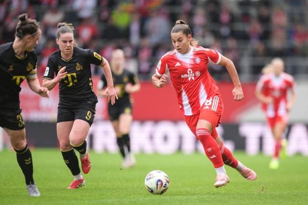 Fußball, Google Pixel Frauen Bundesliga, 20251019, FC Bayern München - 1. FC Köln. Im Bild v.l. Adriana ACHCINSKA (Köln, 9), Lena OBERDORF (Bayern, 8) Dribbling Ball. München FC Bayern Campus Bayern Deutschland Copyright: Passion2Press MarkusxFischerx