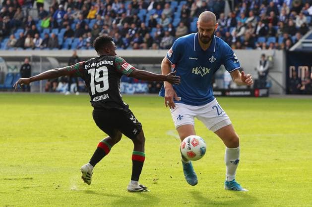 19.10.2025, xtvx, Fussball 2.Bundesliga, SV Darmstadt 98 - 1.FC Magdeburg v.l. Zweikampf, Duell, duel, tackle, compete Lubambo Musonda (1. FC Magdeburg) Aleksandar Vukotic (SV Darmstadt 98) (DFL DFB REGULATIONS PROHIBIT ANY USE OF PHOTOGRAPHS as IMAGE SEQUENCES and or QUASI-VIDEO) Darmstadt