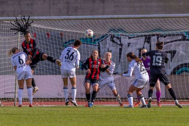 Ingolstadt, Deutschland 19. Oktober 2025: 2. BL - Frauen - 2025 2026 - FC Ingolstadt 04 vs. Eintracht Frankfurt II Im Bild: v. li. im Zweikampf Kerstin Bogenschütz Bogenschuetz (Frankfurt II) und Melissa Kuya-Strobel (FCI) Audi Sportpark Bayern Copyright: xFotostandx xSchäferx