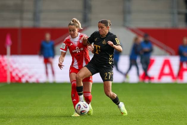 Giulia Gwinn (FC Bayern Muenchen, 07) mit Laura Feiersinger (1. FC Koeln, 27), GER, FC Bayern Muenchen vs. 1. FC Koeln, Fussball, Google Pixel Frauen-Bundesliga, 7. Spieltag, Saison 2025 2026, 19.10.2025, DFL DFB REGULATIONS PROHIBIT ANY USE OF PHOTOGRAPHS as IMAGE SEQUENCES and or QUASI-VIDEO, GER, FC Bayern Muenchen vs. 1. FC Koeln, Fussball, Google Pixel Frauen-Bundesliga, 7. Spieltag, Saison 2025 2026, 19.10.2025 Muenchen Copyright: xEibner-Pressefoto JennixMaulx EP_JML