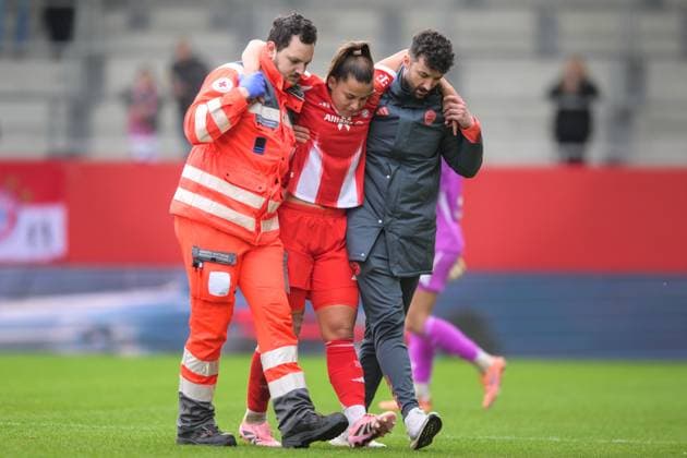 Fußball, Google Pixel Frauen Bundesliga, 20251019, FC Bayern München - 1. FC Köln. Im Bild Lena OBERDORF (Bayern, 8) angeschlagen vom Platz. München FC Bayern Campus Bayern Deutschland Copyright: Passion2Press MarkusxFischerx