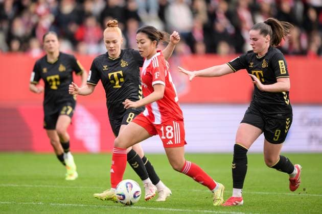 Fußball, Google Pixel Frauen Bundesliga, 20251019, FC Bayern München - 1. FC Köln. Im Bild v.l .Laura VOGT (Köln, 8), Momoko TANIKAWA (Bayern, 18) Dribbling Ball Strafraum, Adriana ACHCINSKA (Köln, 9). München FC Bayern Campus Bayern Deutschland Copyright: Passion2Press MarkusxFischerx