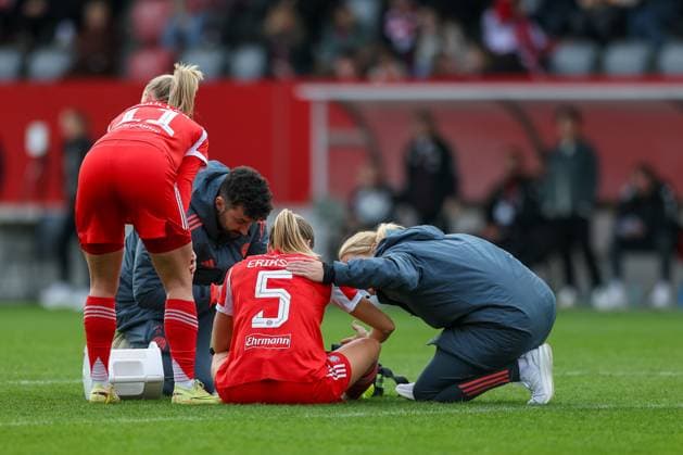 Magdalena Eriksson (FC Bayern Muenchen, 05) wird behandelt, GER, FC Bayern Muenchen vs. 1. FC Koeln, Fussball, Google Pixel Frauen-Bundesliga, 7. Spieltag, Saison 2025 2026, 19.10.2025, DFL DFB REGULATIONS PROHIBIT ANY USE OF PHOTOGRAPHS as IMAGE SEQUENCES and or QUASI-VIDEO, GER, FC Bayern Muenchen vs. 1. FC Koeln, Fussball, Google Pixel Frauen-Bundesliga, 7. Spieltag, Saison 2025 2026, 19.10.2025 Muenchen Copyright: xEibner-Pressefoto JennixMaulx EP_JML
