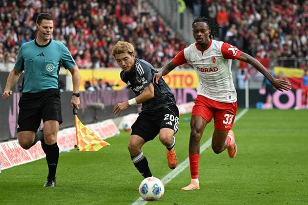 19.10.2025, xjhx, Fussball 1.Bundesliga, SC Freiburg - Eintracht Frankfurt v.l. Ritsu Doan (Eintracht Frankfurt) Jordy Makengo (SC Freiburg) Zweikampf, Aktion, action, battle for the ball (DFL DFB REGULATIONS PROHIBIT ANY USE OF PHOTOGRAPHS as IMAGE SEQUENCES and or QUASI-VIDEO) Freiburg