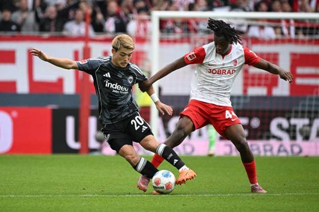 19.10.2025, xjhx, Fussball 1.Bundesliga, SC Freiburg - Eintracht Frankfurt v.l. Ritsu Doan (Eintracht Frankfurt) Johan Manzambi (SC Freiburg) Zweikampf, Aktion, action, battle for the ball (DFL DFB REGULATIONS PROHIBIT ANY USE OF PHOTOGRAPHS as IMAGE SEQUENCES and or QUASI-VIDEO) Freiburg