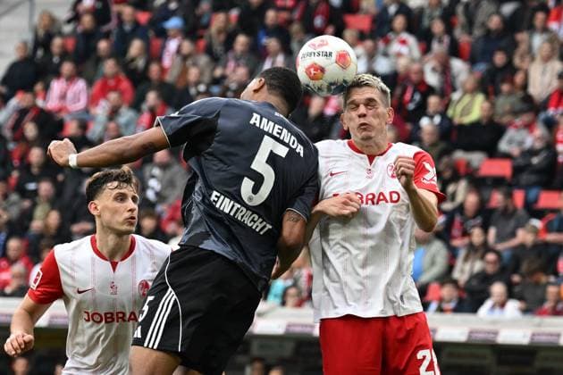19.10.2025, xjhx, Fussball 1.Bundesliga, SC Freiburg - Eintracht Frankfurt v.l. Aurele Amenda (Eintracht Frankfurt) Matthias Ginter (SC Freiburg) Zweikampf, Aktion, action, battle for the ball (DFL DFB REGULATIONS PROHIBIT ANY USE OF PHOTOGRAPHS as IMAGE SEQUENCES and or QUASI-VIDEO) Freiburg