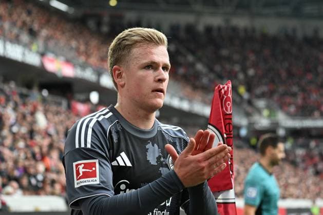 19.10.2025, xjhx, Fussball 1.Bundesliga, SC Freiburg - Eintracht Frankfurt v.l. Jonathan Jonny Burkardt (Eintracht Frankfurt) (DFL DFB REGULATIONS PROHIBIT ANY USE OF PHOTOGRAPHS as IMAGE SEQUENCES and or QUASI-VIDEO) Freiburg