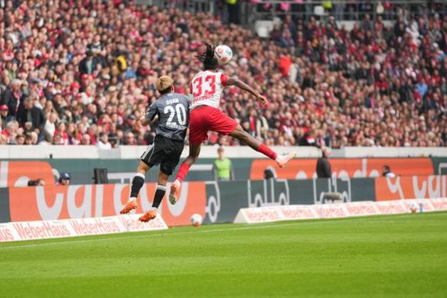 1. Bundesliga: SC Freiburg vs Eintracht Frankfurt, 19.10.2025 header duel between Ritsu D?an (Eintracht Frankfurt, 20) und Jordy Makengo (SC Freiburg, 33) 1. Bundesliga: SC Freiburg vs Eintracht Frankfurt, Europa-Park-Stadion, 19.10.2025 DFB DFL REGULATIONS PROHIBIT ANY USE OF PHOTOGRAPHS AS IMAGE SEQUENCES AND OR QUASI-VIDEO. Copyright: xBEAUTIFULxSPORTS Boscox