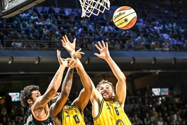 19.10.2025, xlakx, Basketball easyCredit BBL Pokal Achtelfinale, Alba Berlin - Ratiopharm Ulm v.l. Len Schoormann (Ratiophram Ulm), J Wan Roberts (Alba Berlin), Malte Delow (Alba Berlin) Zweikampf, Duell, Kampf, tackle Berlin