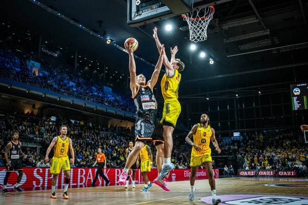 Basketball Berlin 19.10.2025 Saison 2025 2026 BBL Pokal Achtelfinale Alba Berlin - ratiopharm ulm Christian Sengfelder (Ulm, No.43) Moses Wood (Alba Berlin, No.11)