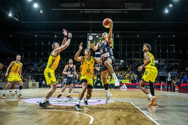 Basketball Berlin 19.10.2025 Saison 2025 2026 BBL Pokal Achtelfinale Alba Berlin - ratiopharm ulm Nelson Weidemann (Ulm, No.00) Jack Kayil (Alba Berlin, No.07)