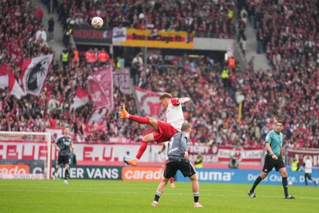 1. Bundesliga: SC Freiburg vs Eintracht Frankfurt, 19.10.2025 header duel between Philipp Lienhart (SC Freiburg, 3) and Jonathan Burkardt (Eintracht Frankfurt, 9) 1. Bundesliga: SC Freiburg vs Eintracht Frankfurt, Europa-Park-Stadion, 19.10.2025 DFB DFL REGULATIONS PROHIBIT ANY USE OF PHOTOGRAPHS AS IMAGE SEQUENCES AND OR QUASI-VIDEO. Copyright: xBEAUTIFULxSPORTS Boscox